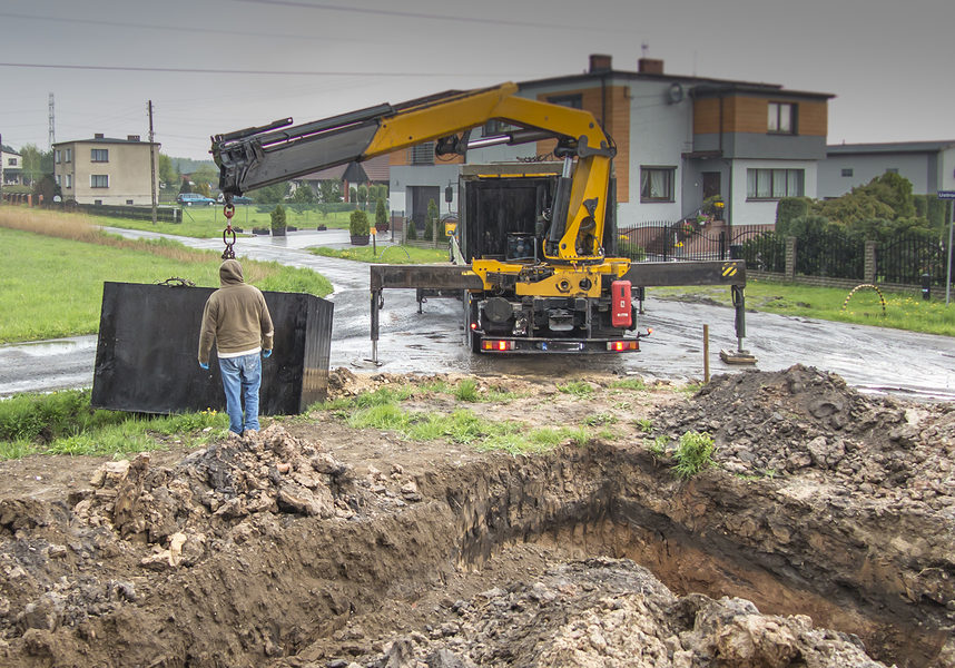 insert concrete septic septic tank to earlier dug down